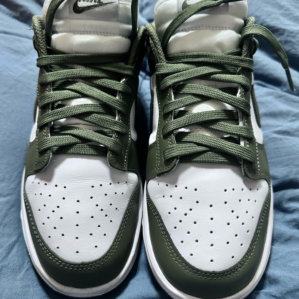 Nike Men's/Women’s Olive and White almost new help josiah buy shoes that fit